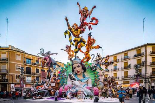 Скульптуры на фестивале Fallas в Валенсии. Такси перевозки на Коста Бланке
