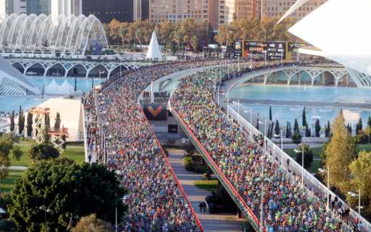 Масса участников марафона в Валенсии